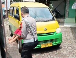 Viral! Aksi Sigap Polisi Selamatkan Balita Kejang Terjebak Macet di Sumedang
