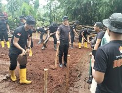 Dedikasi Brimob dan Bos Durian Kujang: Guyuran Hujan Tak Hentikan Aksi Sosial di Cikoneng