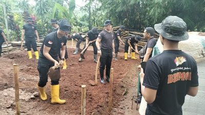 Dedikasi Brimob dan Bos Durian Kujang: Guyuran Hujan Tak Hentikan Aksi Sosial di Cikoneng