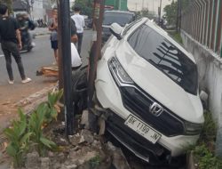 Kecelakaan Tunggal di Km 13 Medan-Binjai: Mobil Putih Oleng dan Masuk Drainase
