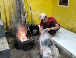 Minim TPS, Warga Ciamis Terpaksa Bakar Sampah di Halaman Kontrakan
