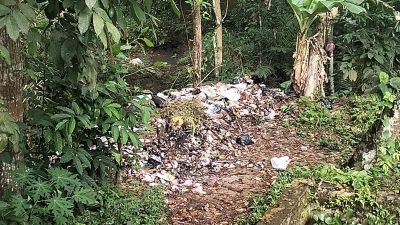 Tak Ada TPS, Warga Sukasenang Ciamis Terpaksa Buang Sampah ke Sungai