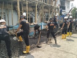 Brimob Batalyon D Pelopor Bangun Sinergi Bersama Warga Sukajaya Lewat Aksi Bersih-Bersih Lingkungan