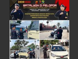 Brimob Batalyon D Pelopor Semarakkan Hari Kemerdekaan dengan Membagikan Bendera Merah Putih