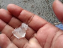 Hujan Disertai Angin Kencang dan Hujan Es Rusak Parah Rumah Warga di Langkat