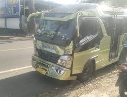 Insiden Lalu Lintas di Cikoneng: Mobil Elf Hantam Bok, Sepuluh Penumpang Terluka