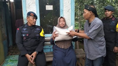 Jumat Berkah: Brimob dan Pengusaha Durian Ciamis Satukan Langkah untuk Ringankan Beban Duafa