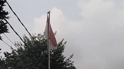 Simbol Negara Terabaikan: Bendera Robek Berkibar di Puskesmas Panglayungan Jelang Hari Kemerdekaan