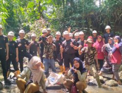 Sinergi Satbrimob, H. Wahyu “Durian Kujang”, dan Warga Sukasenang Wujudkan Kampung Bersih di Ciamis