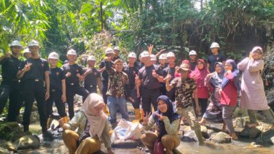 Sinergi Satbrimob, H. Wahyu “Durian Kujang”, dan Warga Sukasenang Wujudkan Kampung Bersih di Ciamis