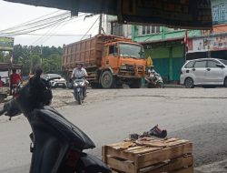 Truk Bermuatan Material Galian C Alami Patah As, Akses Jalan di Kuala Langkat Terganggu