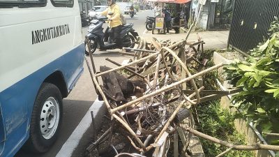 Tumpukan Besi Proyek Renovasi Puskesmas Cigeureung Picu Kerusakan Angkot, Sopir Tuntut Tanggung Jawab